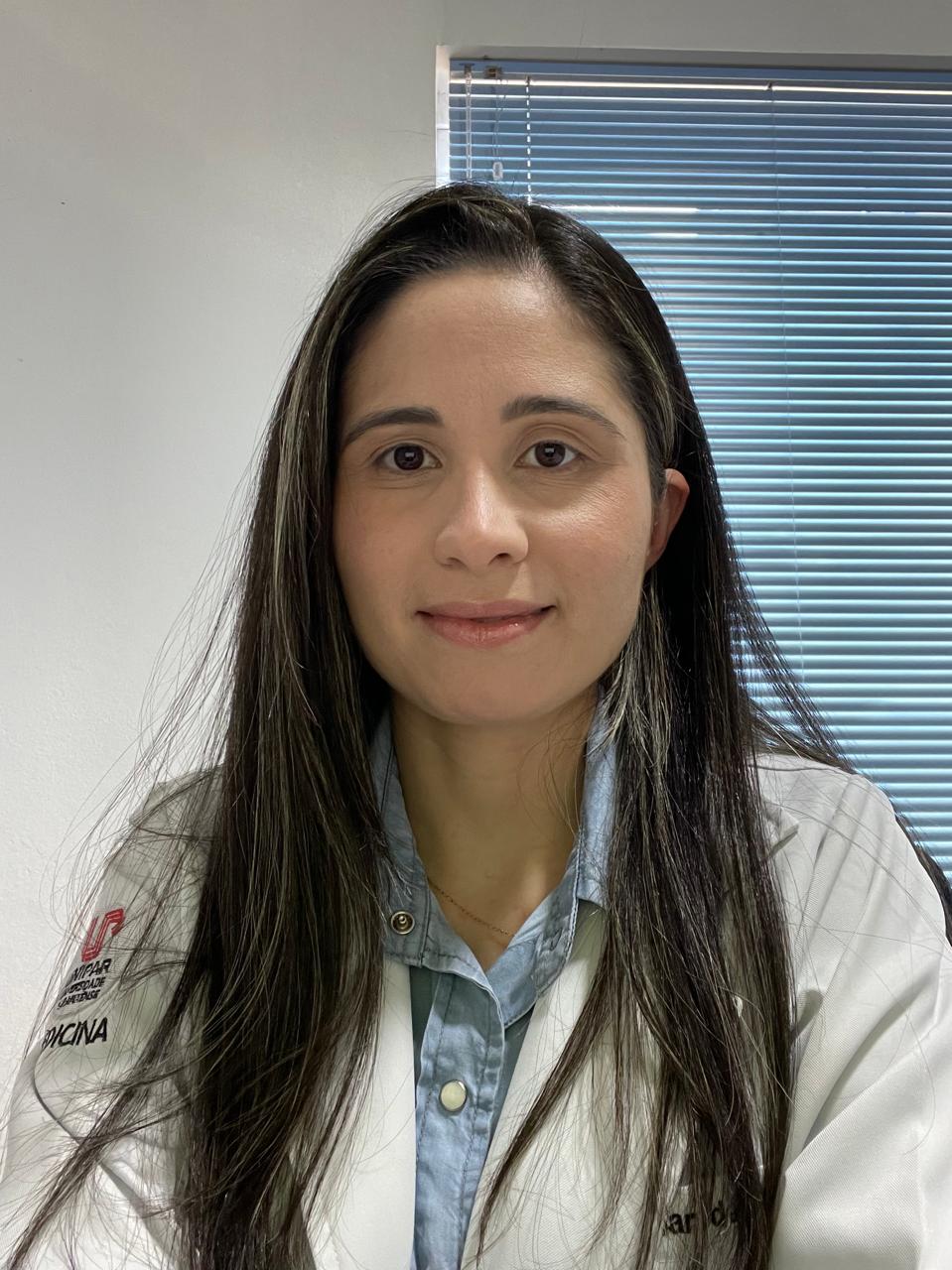 Dra. Lia Aguiar sorrindo